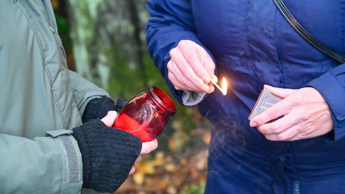 Szczecin, 29.10.2023. Mieszkańcy miasta odwiedzają i porządkują groby na Cmentarzu Centralnym w Szczecinie, 29 bm. Trwają przygotowania do dnia Wszystkich Świętych, który w kościele katolickim odbywa się 1 listopada. (aldg) PAP/Marcin Bielecki