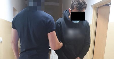 Warszawa. Napad na pracownika sklepu. Zadawali ciosy kijem, kopali i bili po głowie