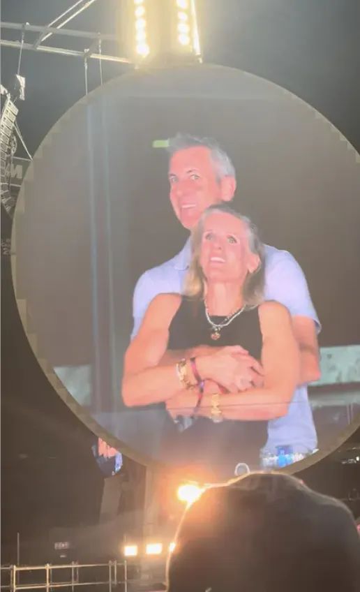 Andy Byron i Kristin Cabot na nagraniu z koncertu Coldplay