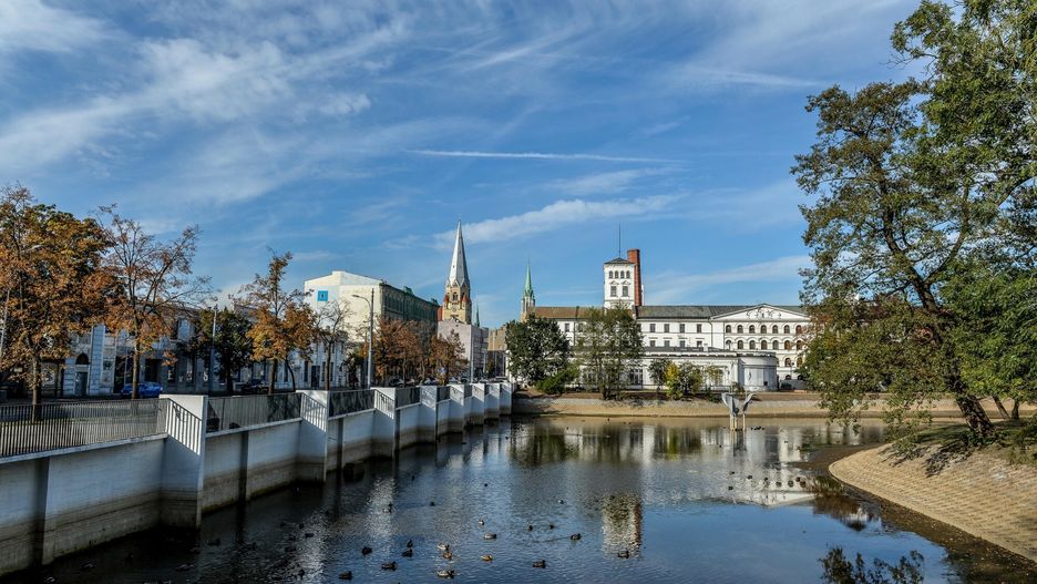 reporter8_baza
09.10.2015 Lodz Biala Fabryka Ludwika Geyera przy ulicy Piotrkowskiej  w Lodzi . Kompleks klasycystycznych budynkow , jeden z najstarszych w Polsce zabytkow przemyslowej architektury . Zostal zbudowany w latach 1835 - 1837 . Biala Fabryka miescila pierwsza w Lodzi mechaniczna przedzalnie i tkalnie . Fot. Gerard/REPORTER
Gerard/Reporter