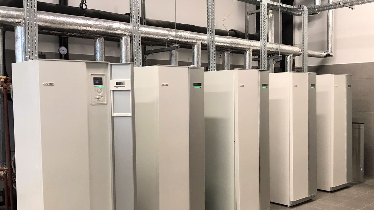 Kaskada 5 gruntowych pomp ciepła NIBE F1345-60 pracujących na potrzeby ogrzewania i chłodzenia zakładu