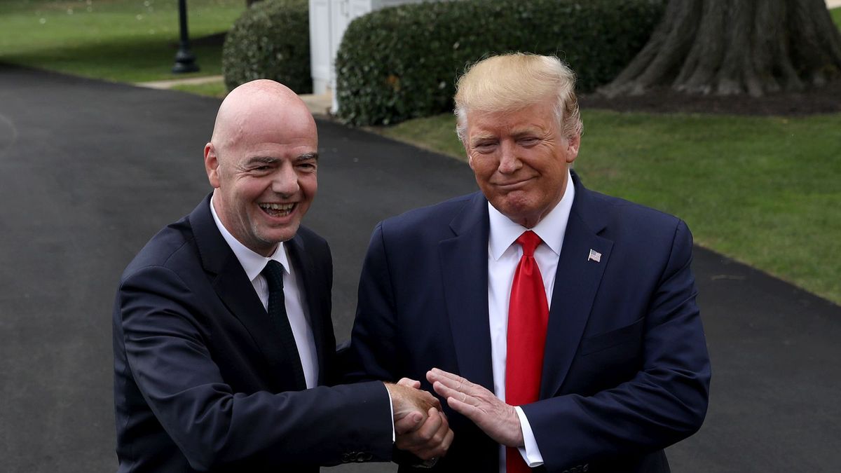 Getty Images / Wim McNamee / Na zdjęciu: Gianni Infantino (szef FIFA) i Donald Trump (prezydent elekt USA)