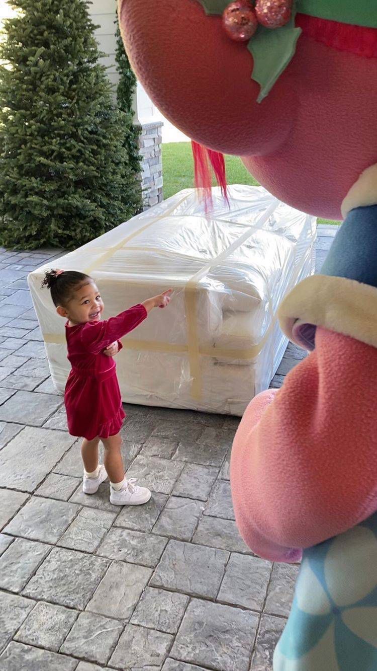 Stormi w oczekiwaniu na prezent
