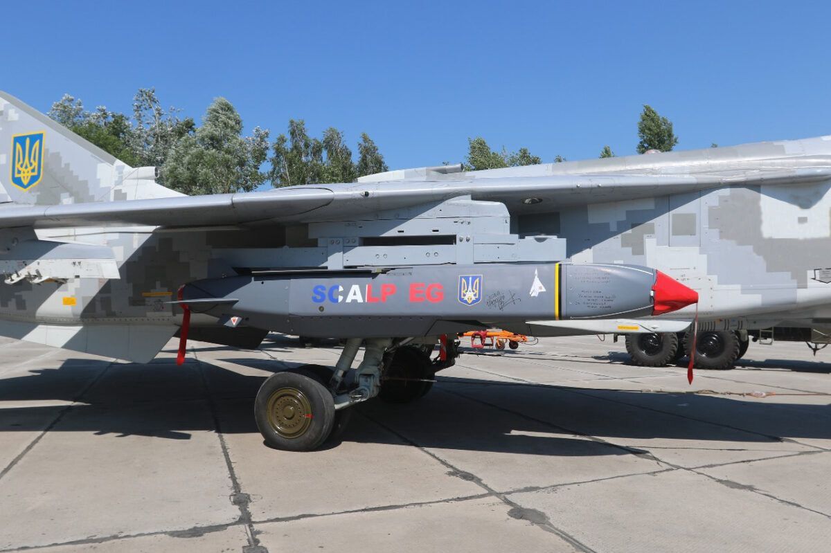 SCALP-EG under the wing of a Su-24 aircraft