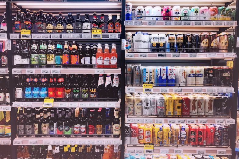 Polacy mocno podzieleni w kwestii zakazu sprzedaży piwa bezalkoholowego osobom nieletnim