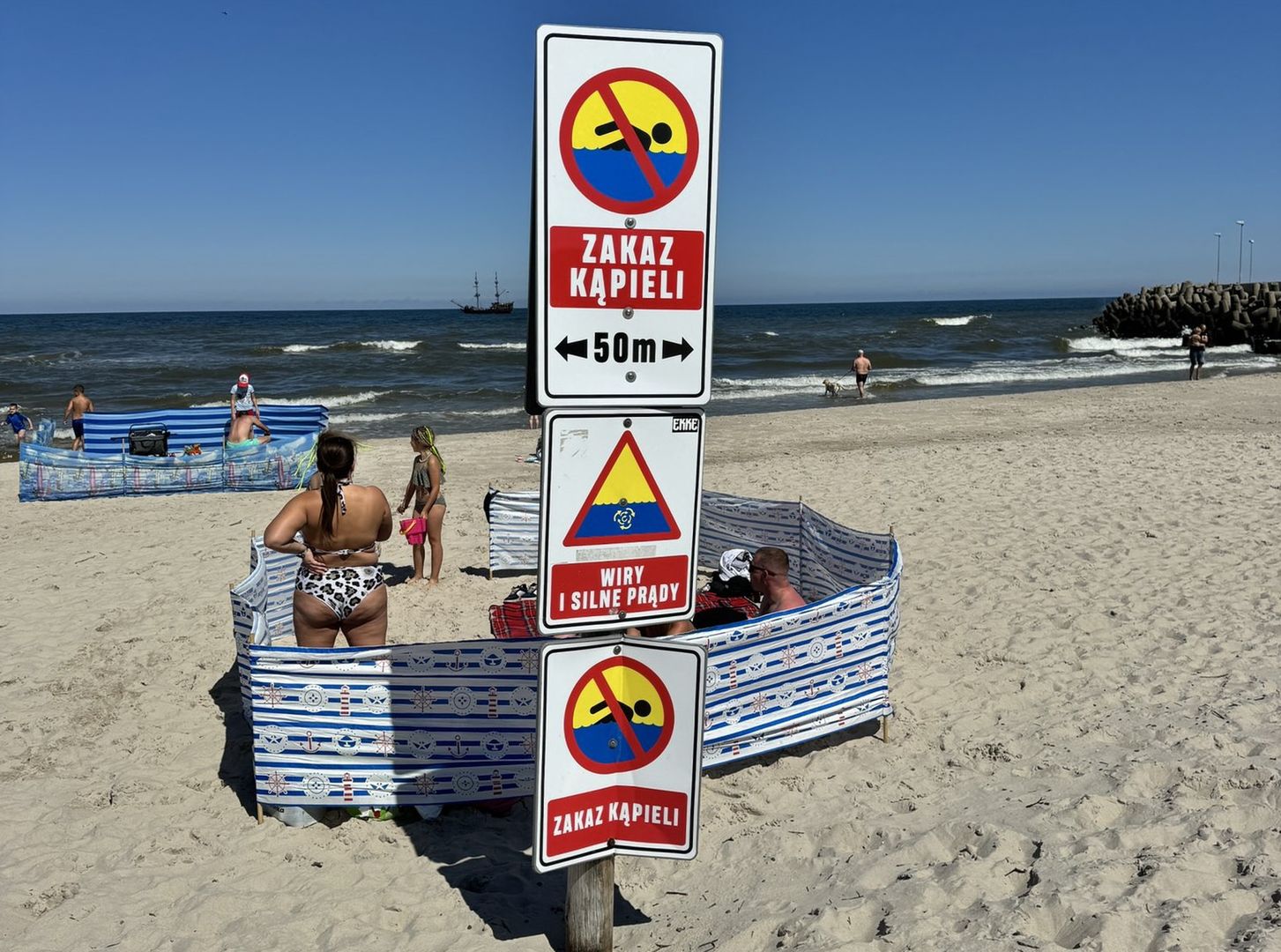 Zdjęcie z polskiej plaży. Ratownik rozkłada ręce. "Mają w nosie"