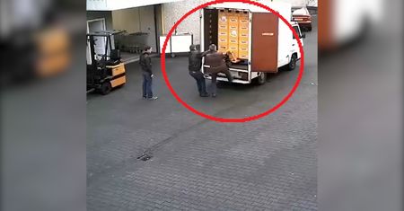 Katastrofa podczas rozładunku butelek z busa. Zabawne nagranie hitem internetu