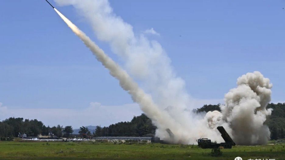 ?wiczenia chi?skiej armii wok�? Tajwanu
(220804) -- NANJING, Aug. 4, 2022 (Xinhua) -- The army of the Eastern Theater Command of the Chinese People's Liberation Army (PLA) on Thursday conducted long-range live-fire drills targeting designated areas on the eastern part of the Taiwan Strait and achieved desired results. (The Eastern Theater Command of the Chinese People's Liberation Army/Handout via Xinhua)
The Eastern Theater Command Army of the Chinese People's Liberat