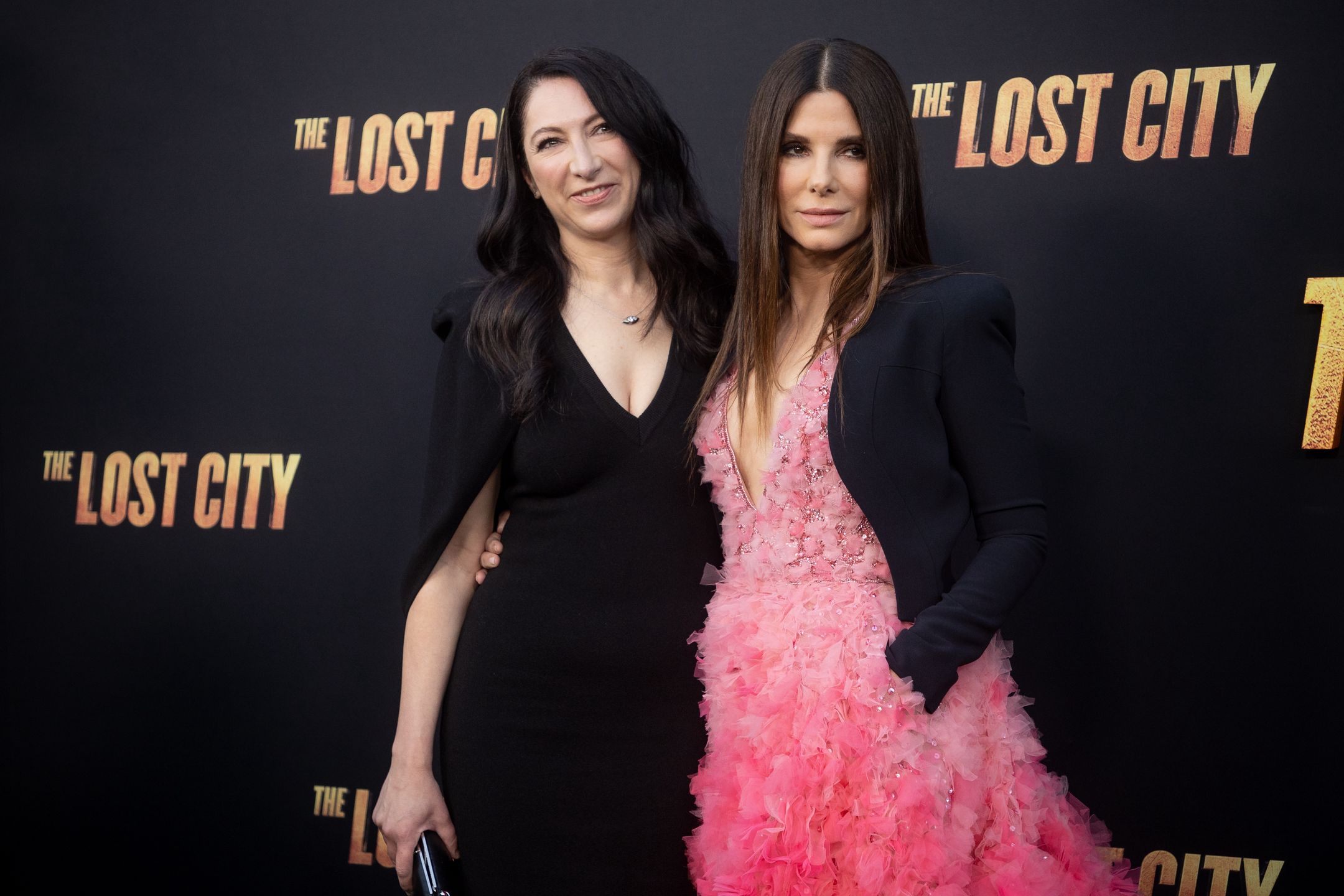 Sandra Bullock pozuje z siostrą na premierze w Los Angeles