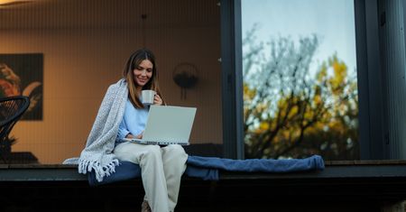 Jesienne wieczory sprzyjają produktywności. TOP laptopy do pracy, nauki i rozrywki