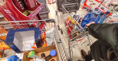 Biedronka, Lidl, Kaufland i Aldi pod lupą kontrolerów. UOKiK wytyka nieprawidłowości