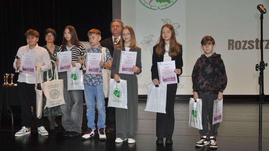 Laureaci konkursów otrzymali nagrody na gali 90-lecia koneckiego oddziału PTTK