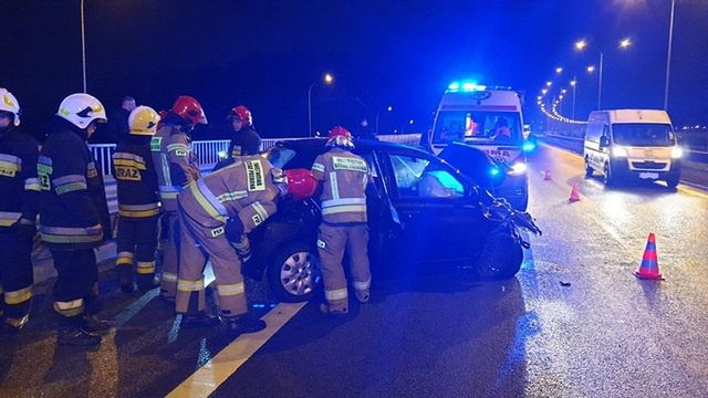 Uderzenie samochodu osobowego w bariery energochłonne na trasie S7 – mamy foto
