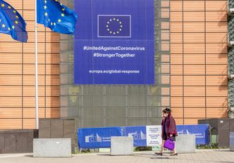 Unia blokuje pieniądze dla Polski. "KE gra asami, Polska ma walety"