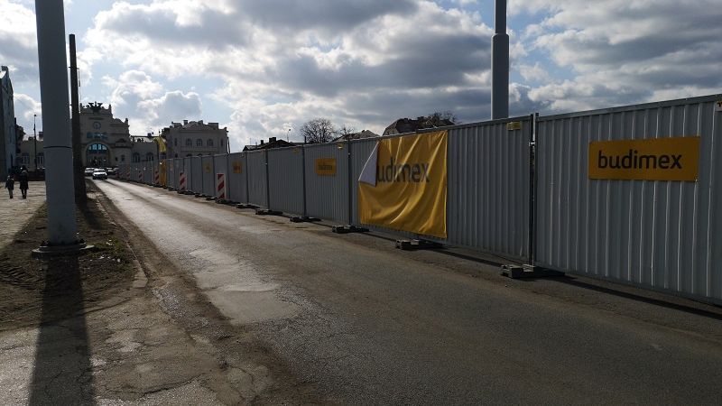 Widok na budowę dworca autobusowego od strony ul. Dworcowej