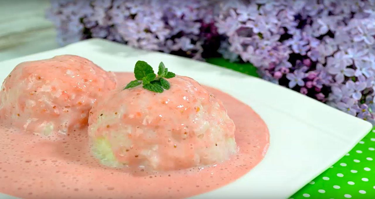 Ryż z truskawkami na talerzu - Pyszności; Foto kadr z materiału na kanale YouTube SmakowiteDania