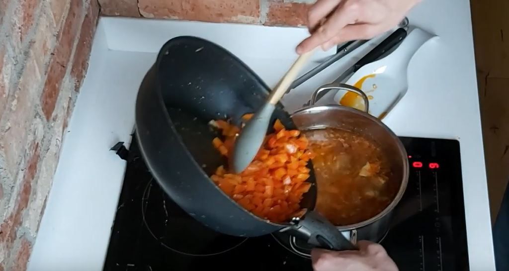 Przygotowanie zupy - Pyszności; Foto kadr z materiału na kanale YouTube Chillout z Grillem