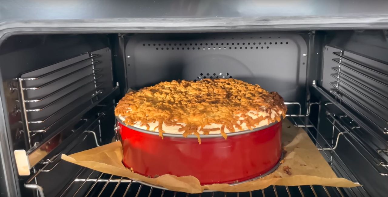 Ciasto pleśniak w piekarniku - Pyszności; Foto kadr z materiału na kanale YouTube Słodka Tuba