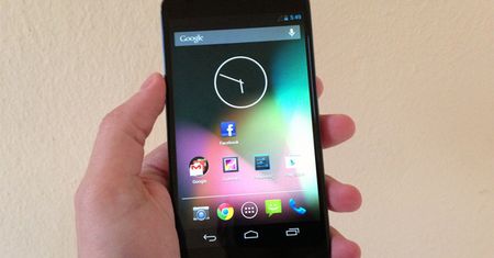 Polak więcej czasu spędza ze smartfonem, niż przed telewizorem