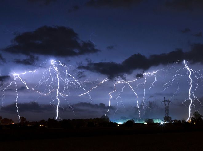 Jak zabezpieczyć domową elektronikę przed skutkami burzy?