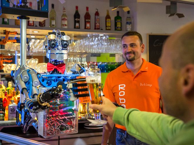 Robot serwujący drinki