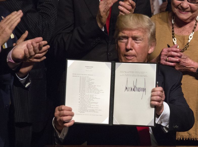 Miami, 16.06.2017. Donald Trump prezentuje podpisane przez siebie memorandum w sprawie Kuby.