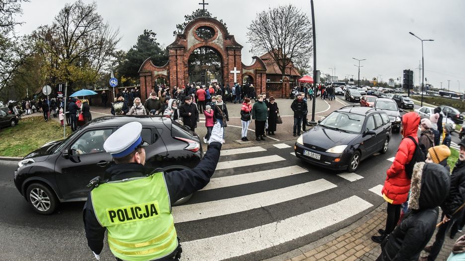 1 listopada jak co roku wokół bydgoskich cmentarzy spodziewany jest bardziej wzmożony ruch samochodów i pieszych.