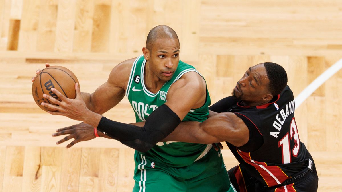 Al Horford (z piłką)