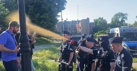 Protestowali podczas wiecu Kaczyńskiego. Policja użyła gazu, opozycja reaguje