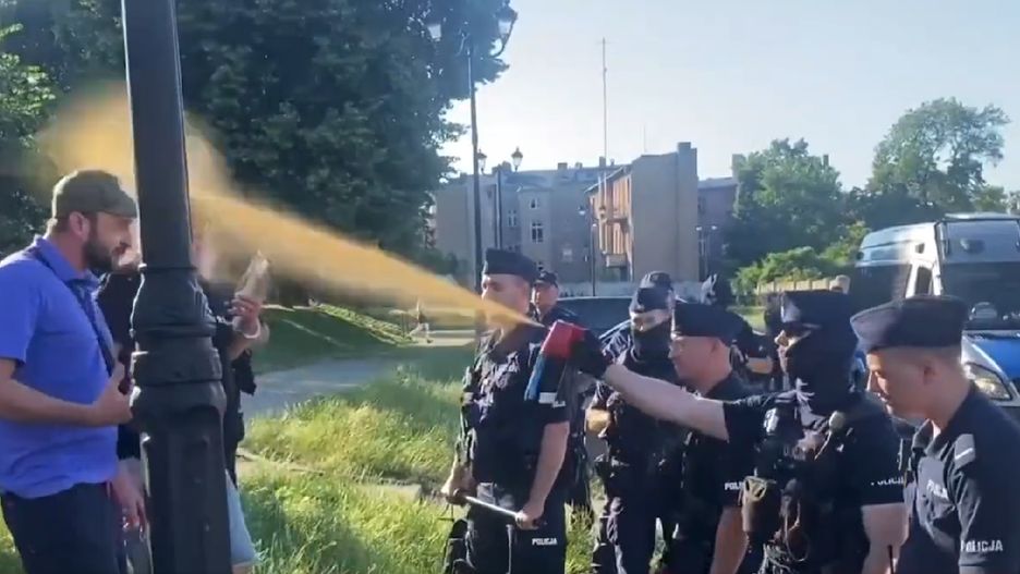 Protestowali podczas wiecu Kaczyńskiego. Policja użyła gazu, opozycja reaguje