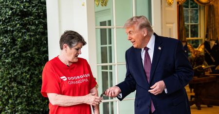 Napiwek wręczony przed Białym Domem. Trump chwali się polityką podatkową