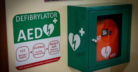 Warszawa: Jedno zdarzenie uruchomiło dyskusję. Chodzi o sprzęt ratujący życie