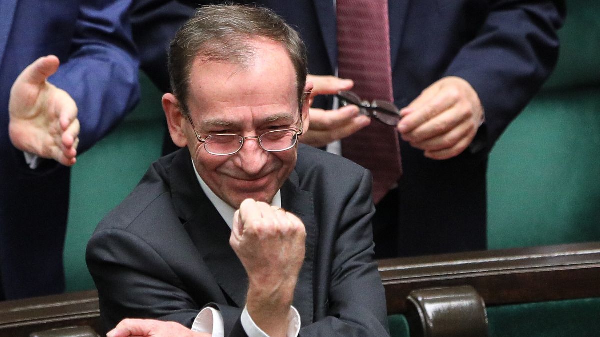 Warszawa, 21.12.2023. Poseł PiS Mariusz Kamiński (C) na sali obrad Sejmu w Warszawie, 21 bm. Marszałek Sejmu stwierdził wygaśnięcie mandatów posłów Mariusza Kamińskiego i Macieja Wąsika. Sąd Okręgowy w Warszawie 20 grudnia 2023 r. skazał prawomocnym wyrokiem posłów Mariusza Kamińskiego i Macieja Wąsika na kary dwóch lat pozbawienia wolności. (ad) PAP/Paweł Supernak