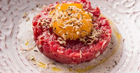 Salmonella w tatarze wołowym. Producent wycofuje partię produktu