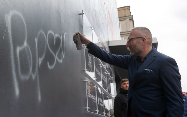 Marek Papszun zostawia autograf na muralu / zdjęcie: PAP/Waldemar Deska