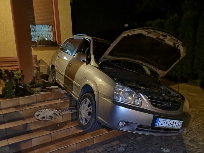Pijany kierowca w Debrznie zdemolował bramę i schody