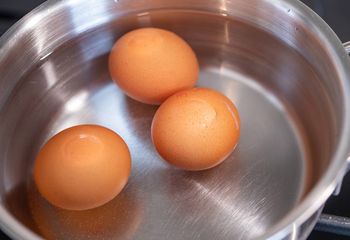 Zrób to od razu po ugotowaniu. Skorupka ześlizgnie się z jajek