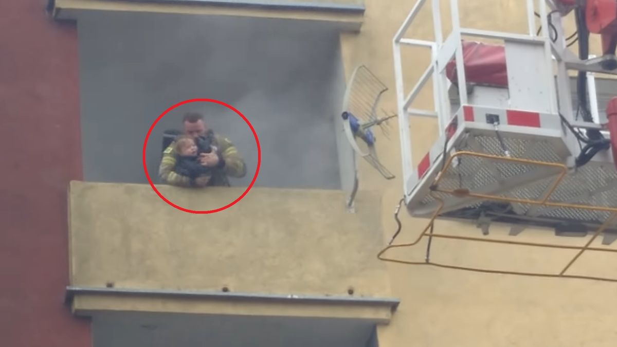 Materiały prasowe / Łukasz Gryciak ratujący dziecko