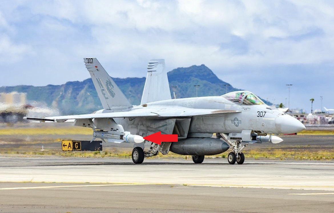 F/A-18E Super Hornet z nowymi testowanymi pociskami powietrze-powietrze dalekiego zasięgu bazującymi na SM-6.