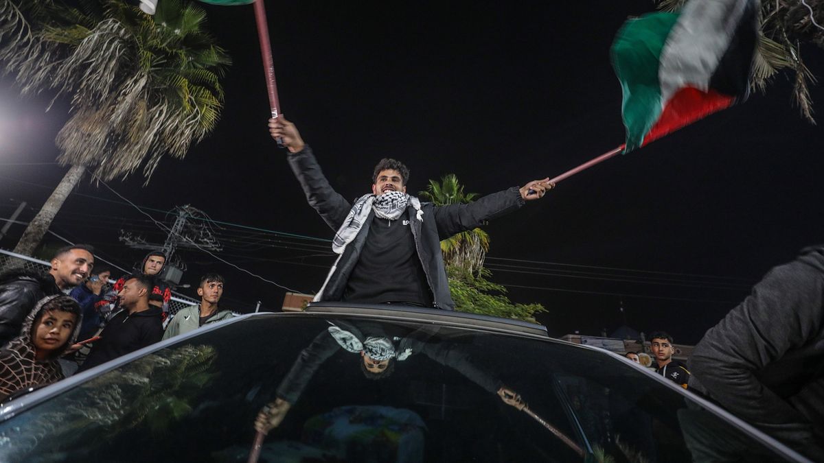 epaselect epa11826825 Palestinians react to news of a ceasefire agreement with Israel, in Deir al Balah, central Gaza Strip, 15 January 2025. According to US and Hamas officials, Israel and Hamas agreed on a hostage deal and ceasefire, to be implemented in the coming days.  EPA/MOHAMMED SABER 
Dostawca: PAP/EPA.
MOHAMMED SABER
epaselect