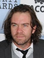 Brendan Cowell i Peter Dinklage uderzają w konkury