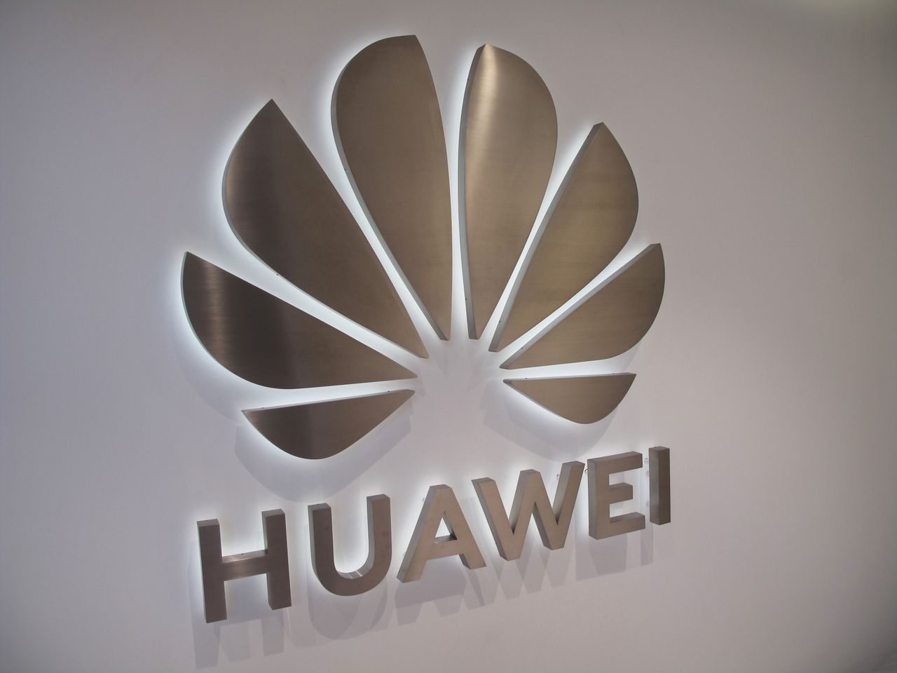 Huawei. Prezes firmy liczy, że nowy prezydent USA będzie lżej traktował Chiny - Pod rządami Trumpa Huawei znalazło się na czarnej liście