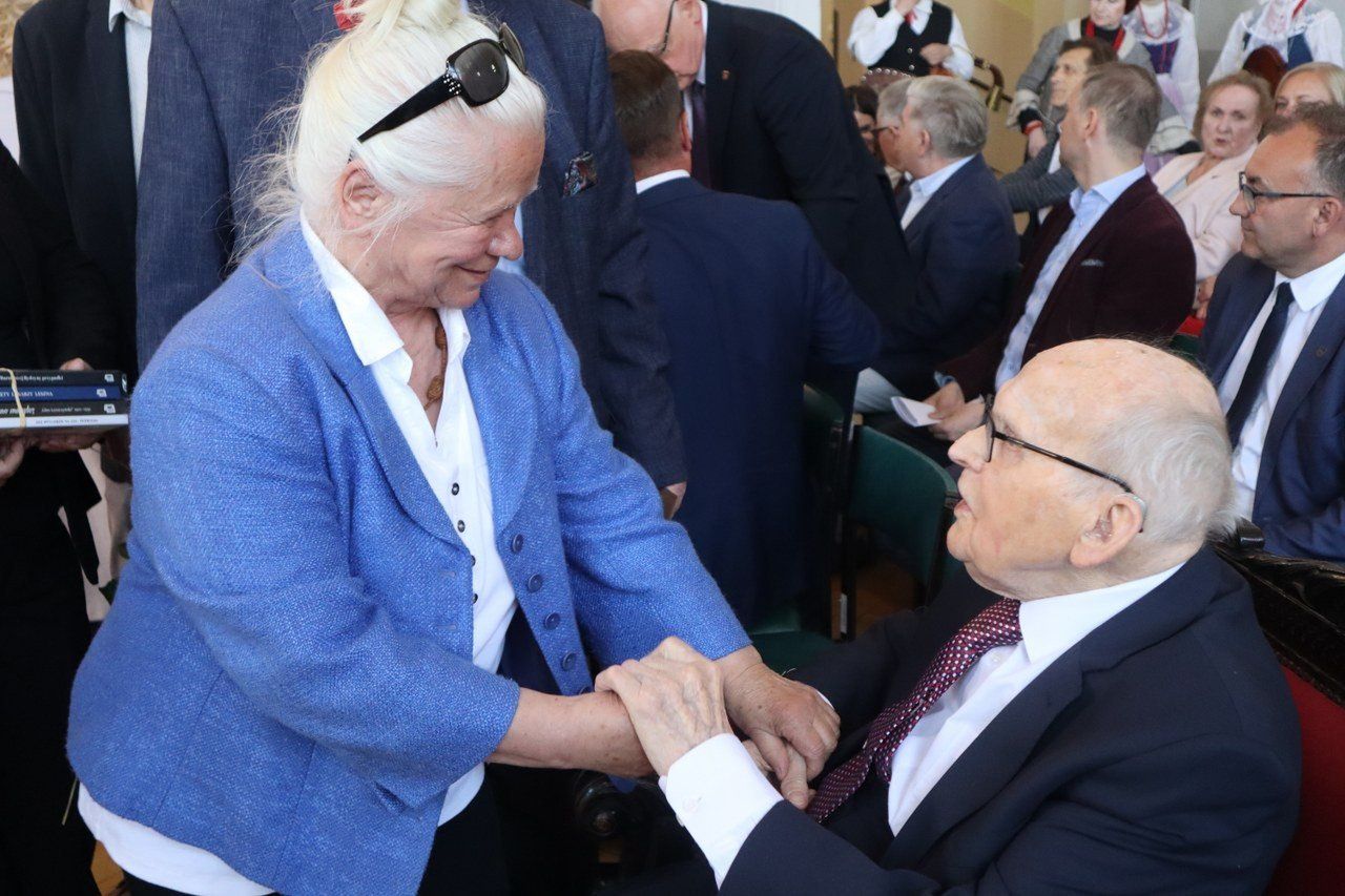 Piękna uroczystość w Zespole Szkół Ekonomicznych w Lesznie: setne urodziny dr Stanisława Jędrasia