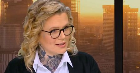 Wytatuowana szyja prezenterki to nic. Pokazała resztę ciała