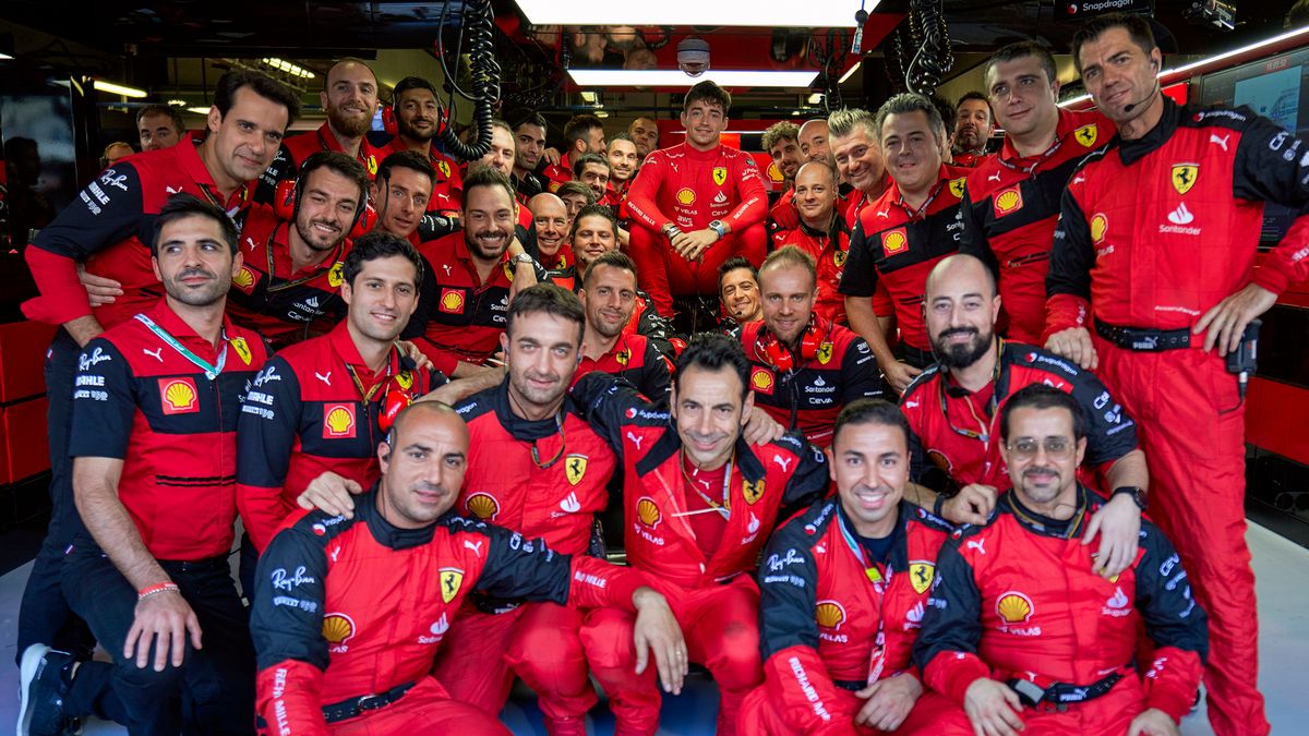 Materiały prasowe / Ferrari / Na zdjęciu: Charles Leclerc z mechanikami Ferrari