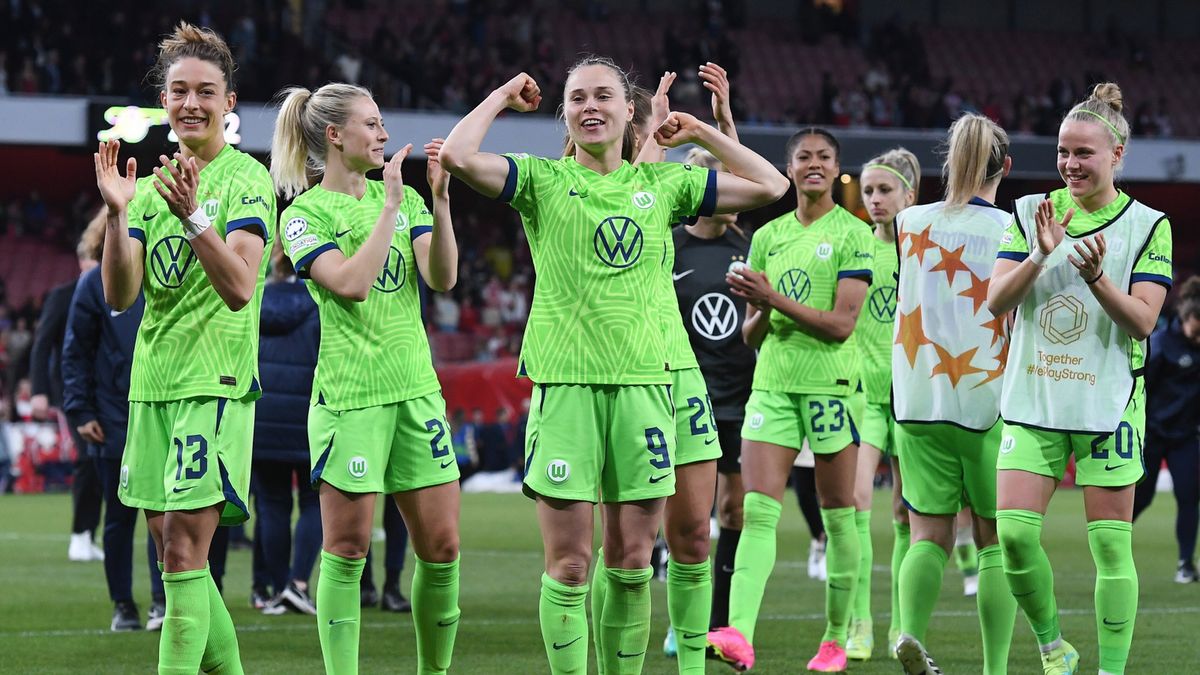 radość piłkarek VfL Wolfsburg z awansu do finału LM W centrum (z numerem 9): Ewa Pajor