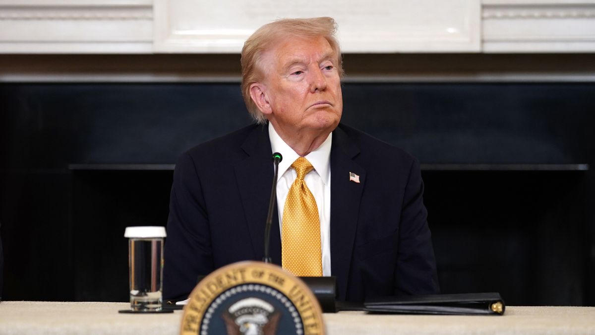 Government meeting at the White House in Washington
epa12476824 US President Donald Trump waits to speak during a roundtable with the Homeland Security Task Force in the State Dining Room of the White House in Washington, DC, USA, 23 October 2025.  EPA/WILL OLIVER / POOL POOL 
Dostawca: PAP/EPA.
WILL OLIVER / POOL
Meeting, Media, Press, Trump, White House