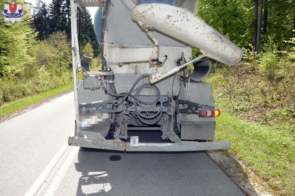 Fot. Policja  62-latek w mercedesie wyprzedzał betoniarkę jadącą pod górkę