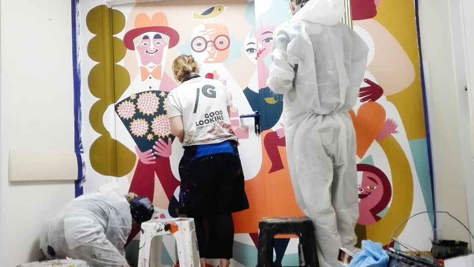 Koronawirus w Warszawie. W szpitalu MSWiA przy ul. Wołoskiej 137 powstają murale