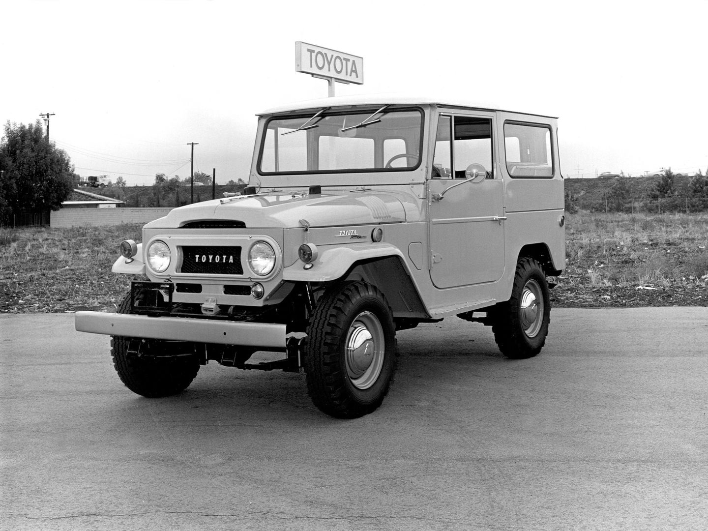 Trzecia seria, przewrotnie nazwana J4 (J3 był jedynie odmianą J2) została zaprezentowana w 1960 roku. Auto wyjątkowo nowoczesne i przyjazne w codziennym użytkowaniu trafiło na niemal wszystkie rynki światowe. Podstawą sukcesu był dobry marketing, trwałość i zdolności terenowe Land Cruisera. Auto okazało się tak udane, że produkowano je do 1986 roku!
